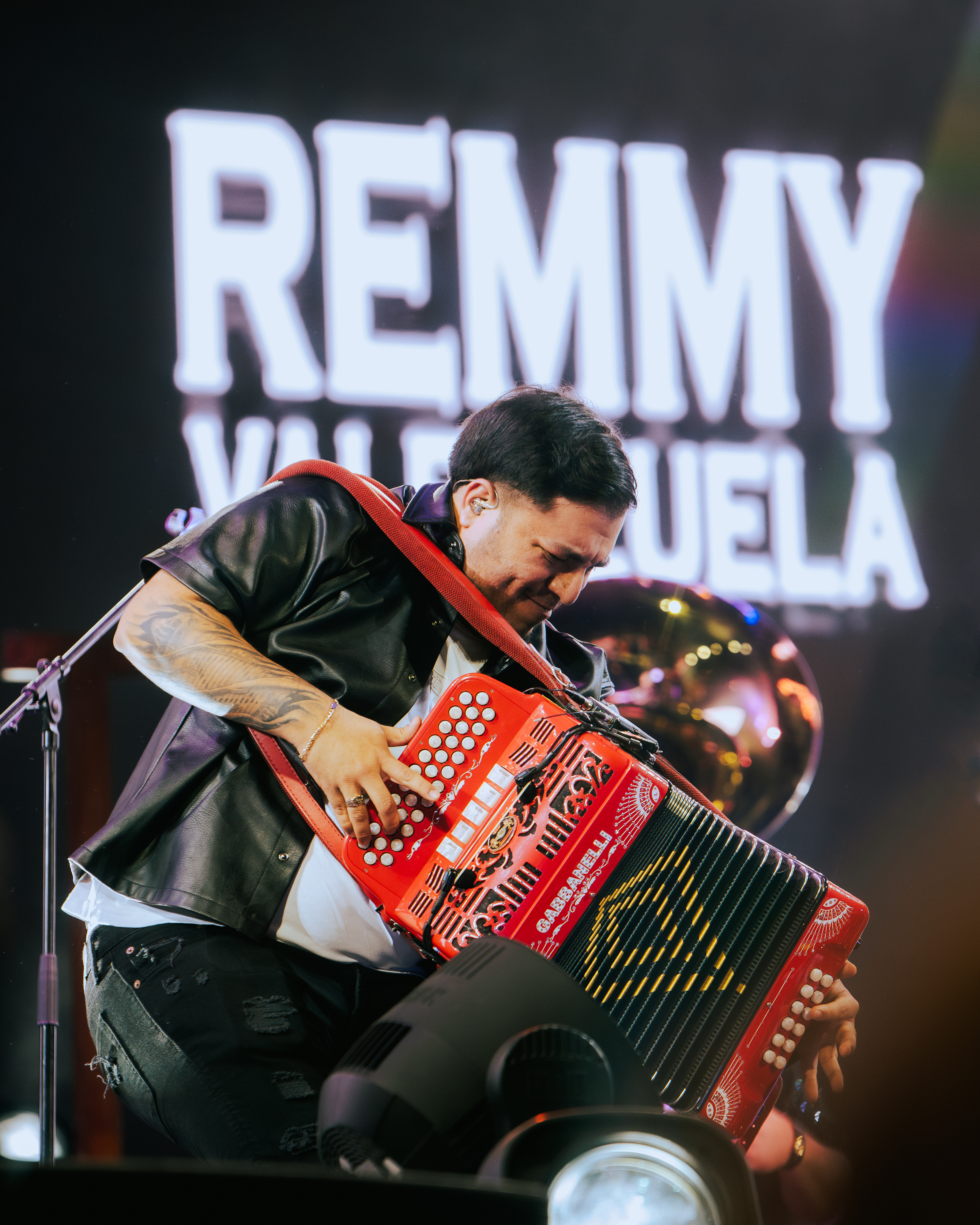 Remmy Valenzuela interpretando en vivo